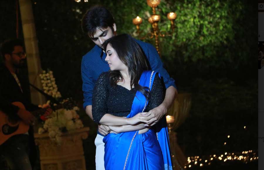 Glamorous party on the sets of Yeh Pyaar Nahi Toh Kya Hai