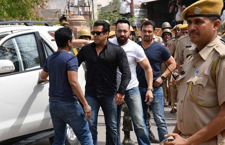 Salman, Saif, Tabu & others snapped at Jodhpur court 