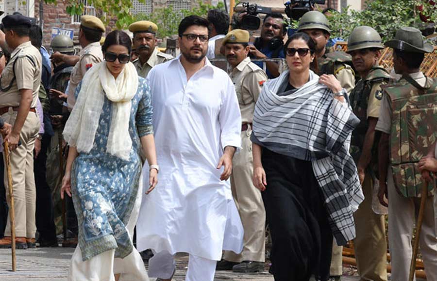 Salman, Saif, Tabu & others snapped at Jodhpur court 