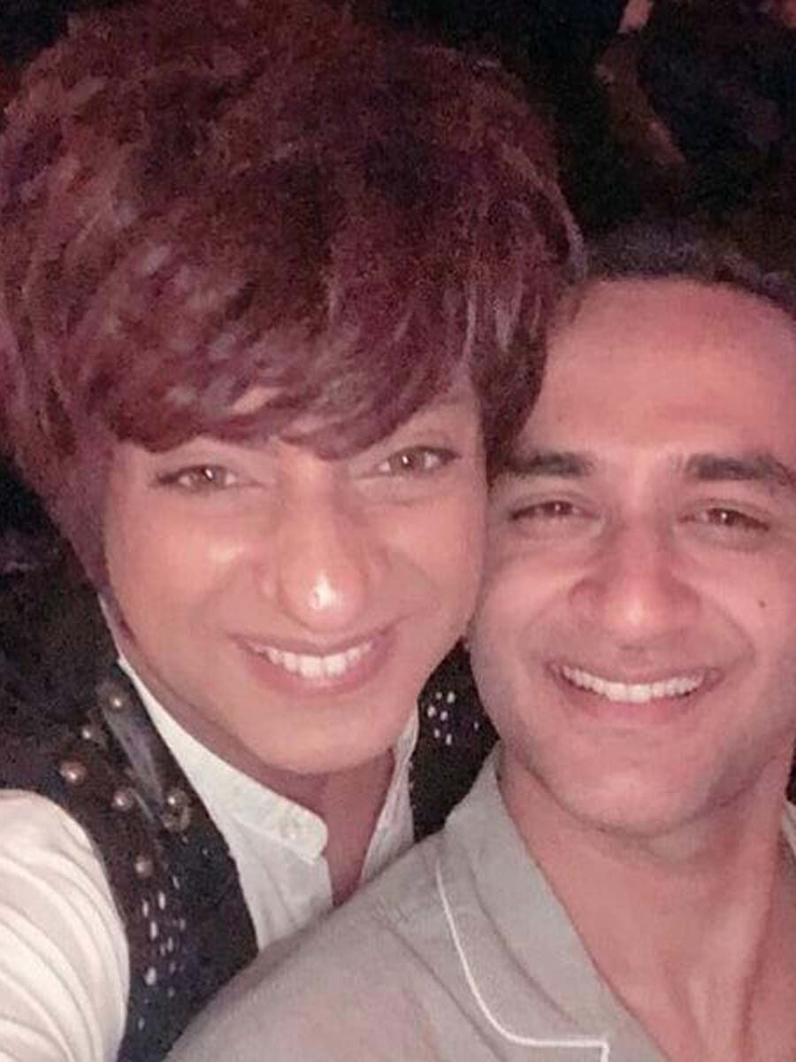 Celebs party hard at Vikas Gupta's birthday bash 