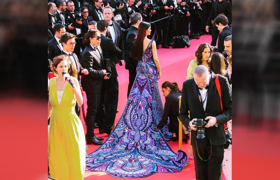 Aishwarya Rai Bachchan sets the temperature soaring higher at the Red Carpet of Cannes 2018