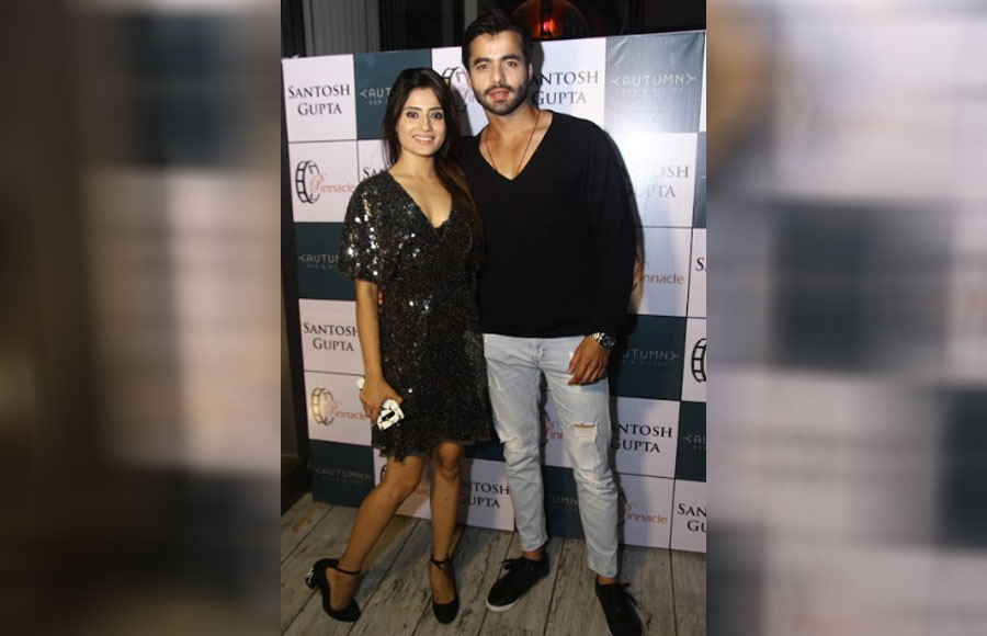 Ankita, Rashami, Karanvir & others party hard at a birthday bash! 