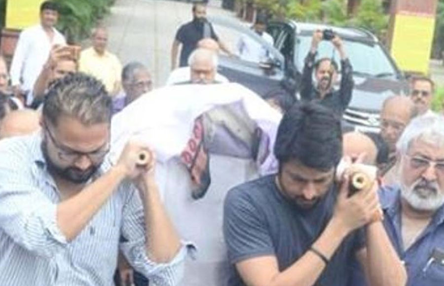 Celebs pay their last respect to Rita Bhaduri at her funeral 