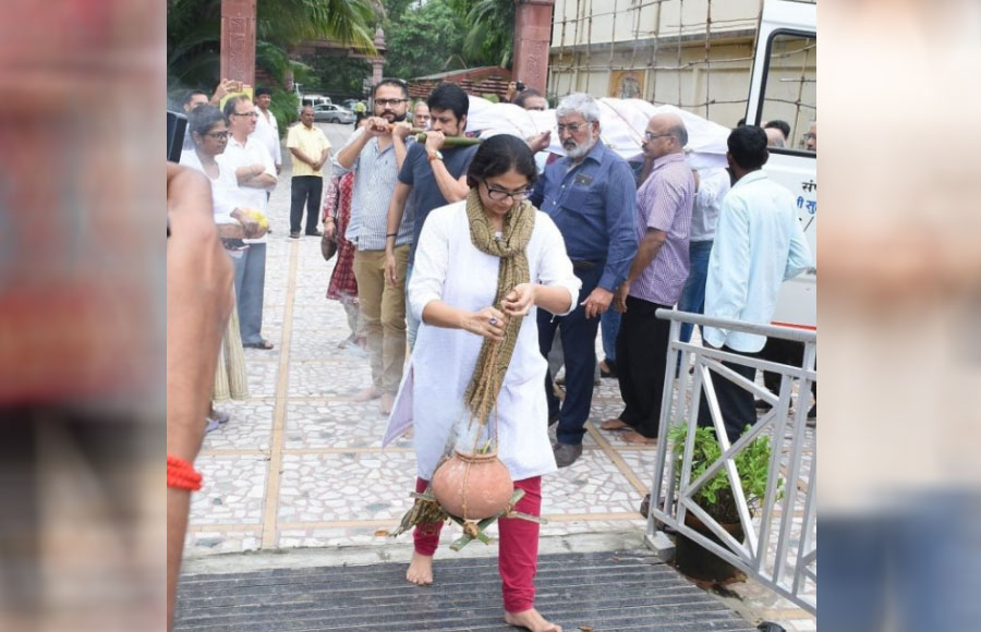 Celebs pay their last respect to Rita Bhaduri at her funeral 