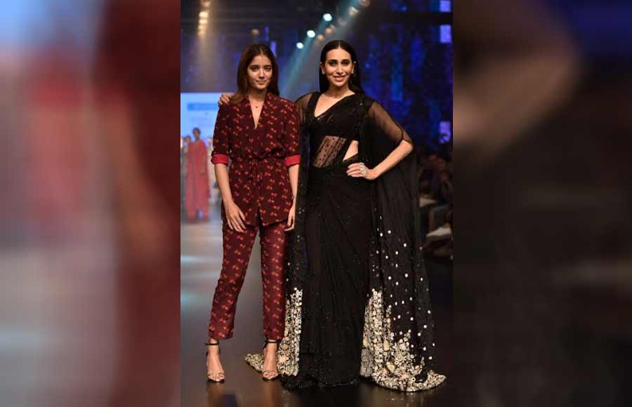 Karishma Kapoor and other stars  close show for Arpita Mehta at LFW 