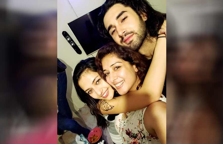 Suhani Dhanki brings in her birthday on the set of Porus