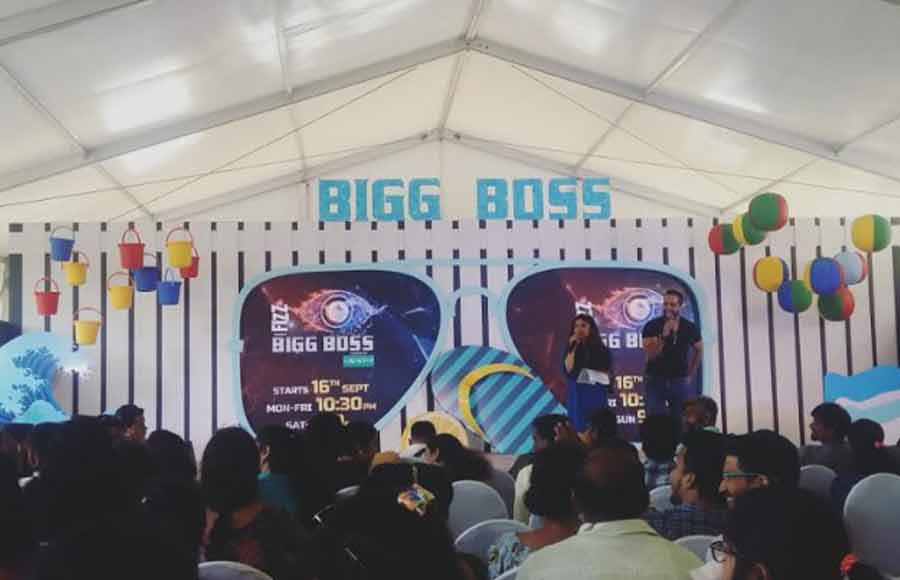 Salman Khan launches Bigg Boss 12; Bharti pays a visit! 