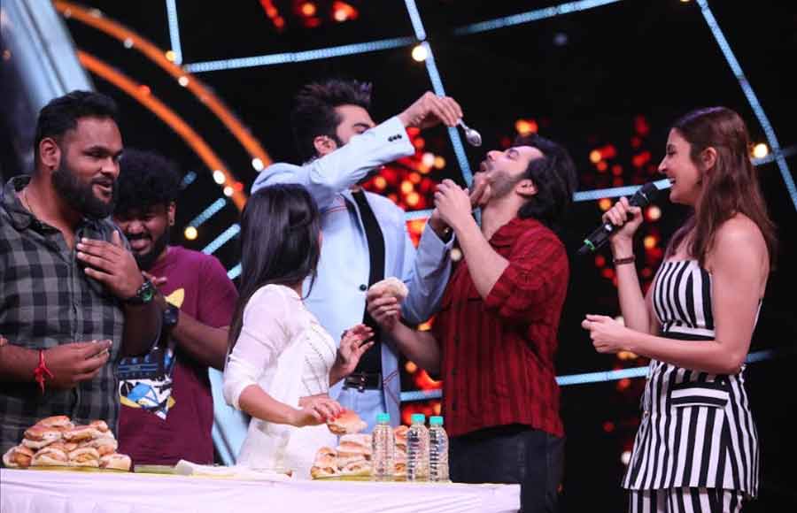 Anushka and Varun enjoy vada pav party on Indian Idol 10