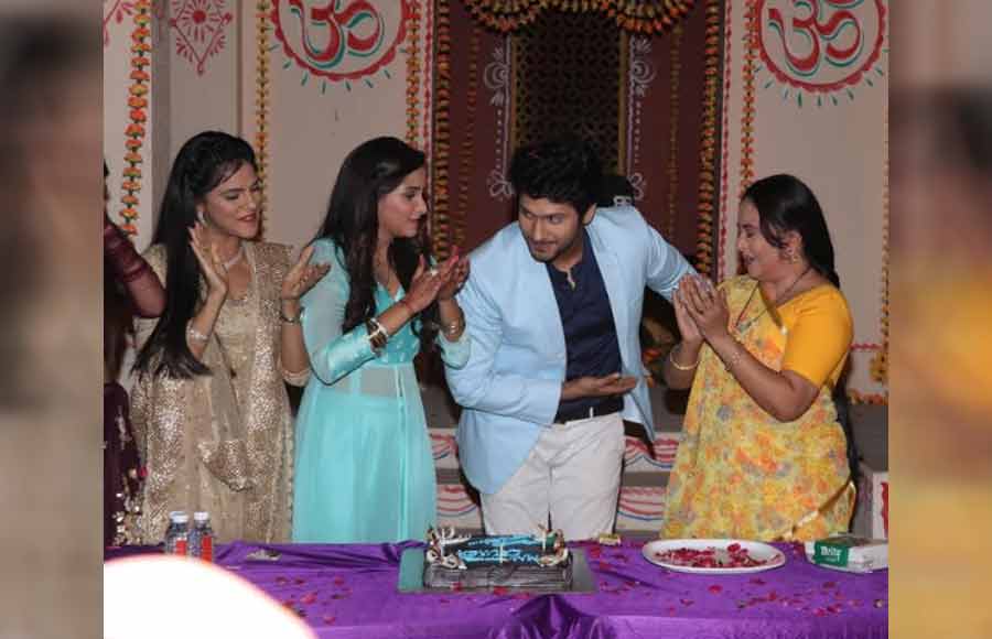 Namish Taneja celebrates birthday with his cast of Main Maayke...