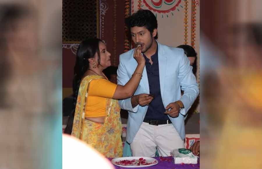 Namish Taneja celebrates birthday with his cast of Main Maayke...