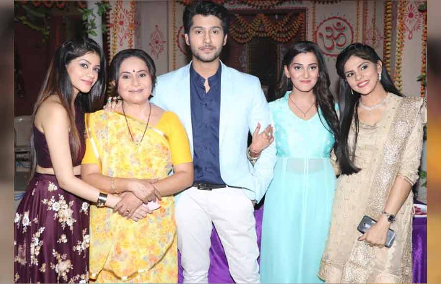 Namish Taneja celebrates birthday with his cast of Main Maayke...