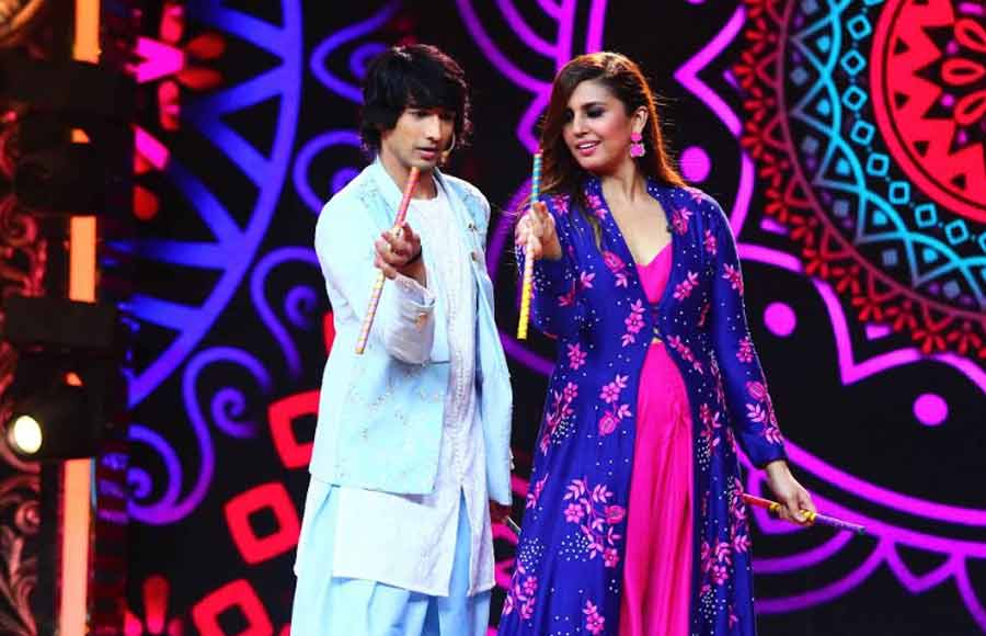 Shantanu and Huma groove to the beats of Navratri