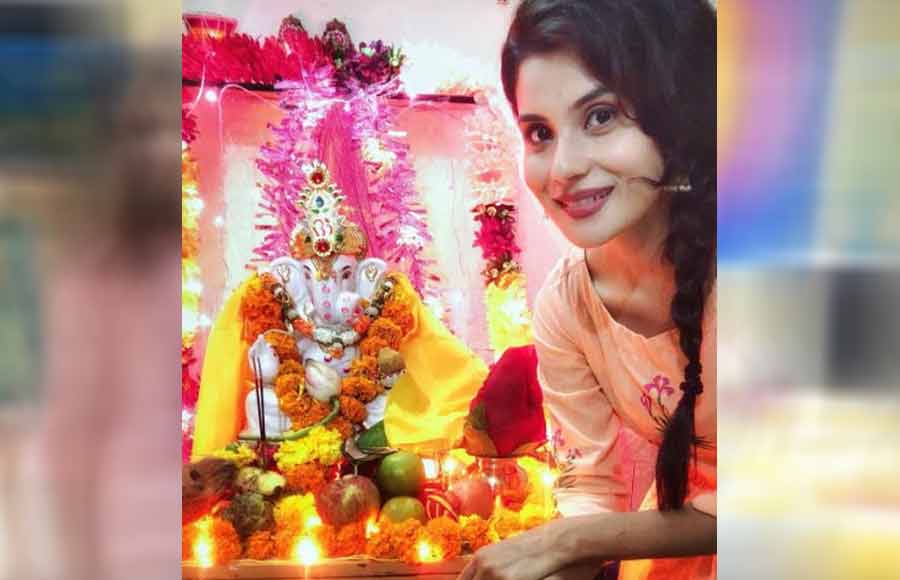 TV actors welcome bappa at home 