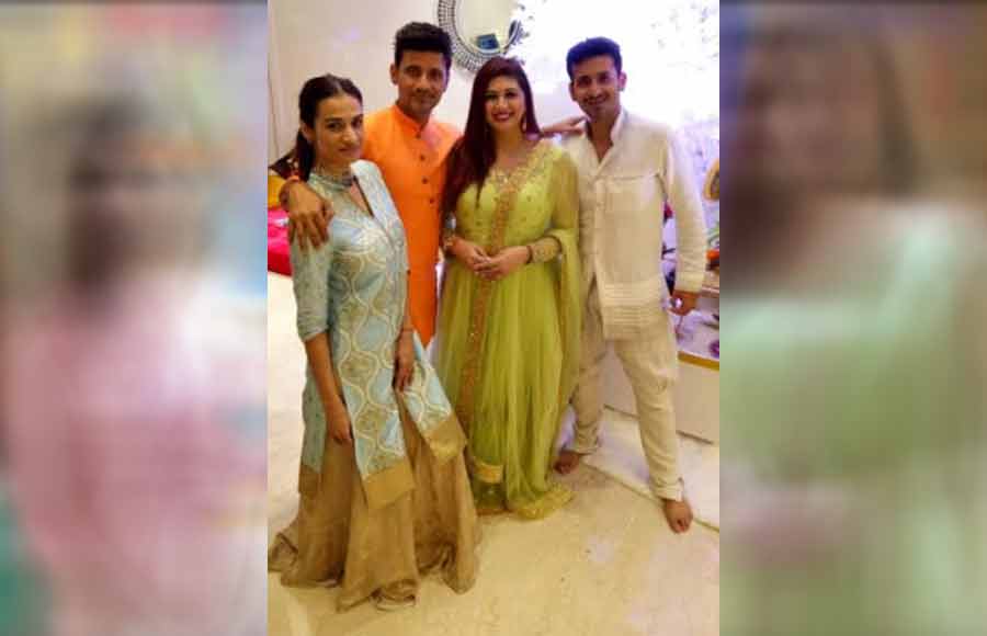 TV actors welcome bappa at home 