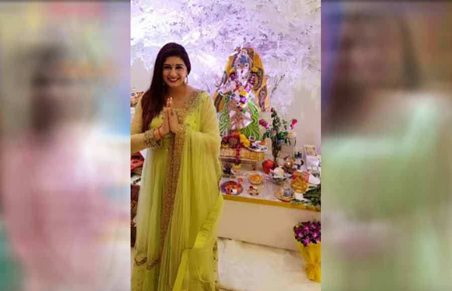 TV actors welcome bappa at home 