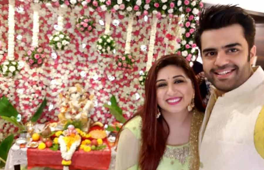 TV actors welcome bappa at home 