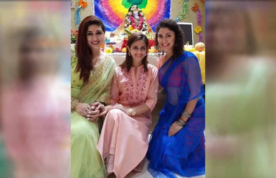 TV actors welcome bappa at home 