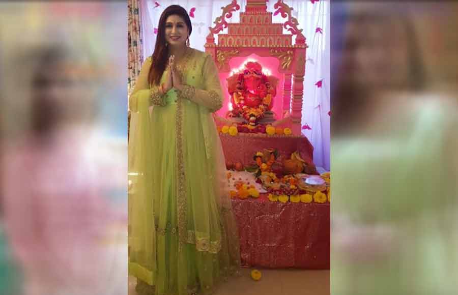 TV actors welcome bappa at home 