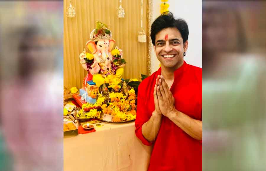 TV actors welcome bappa at home 