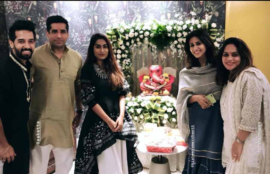 TV actors welcome bappa at home 