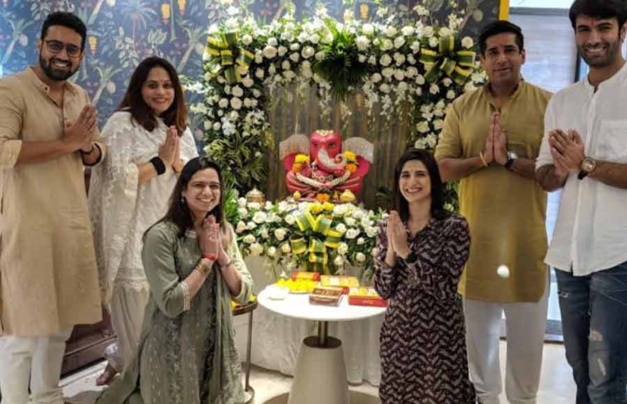 TV actors welcome bappa at home 