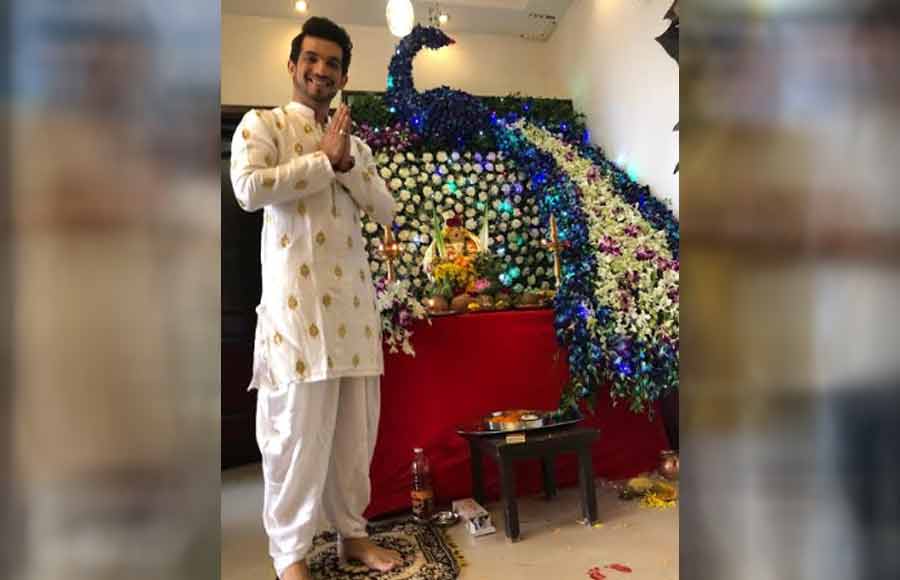 TV actors welcome bappa at home 