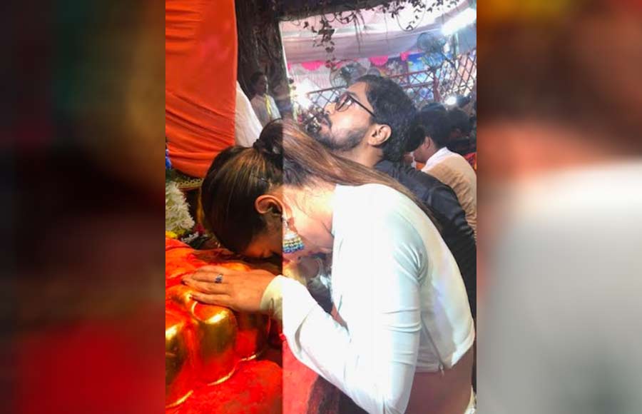 Hina Khan visits Lalbaugcha Raja with beau Rocky