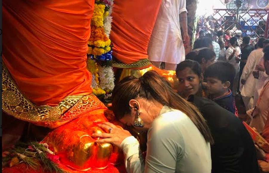 Hina Khan visits Lalbaugcha Raja with beau Rocky