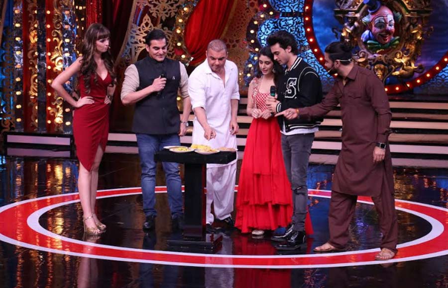 Love-Yatri promotions on the sets of  Comedy Circus  