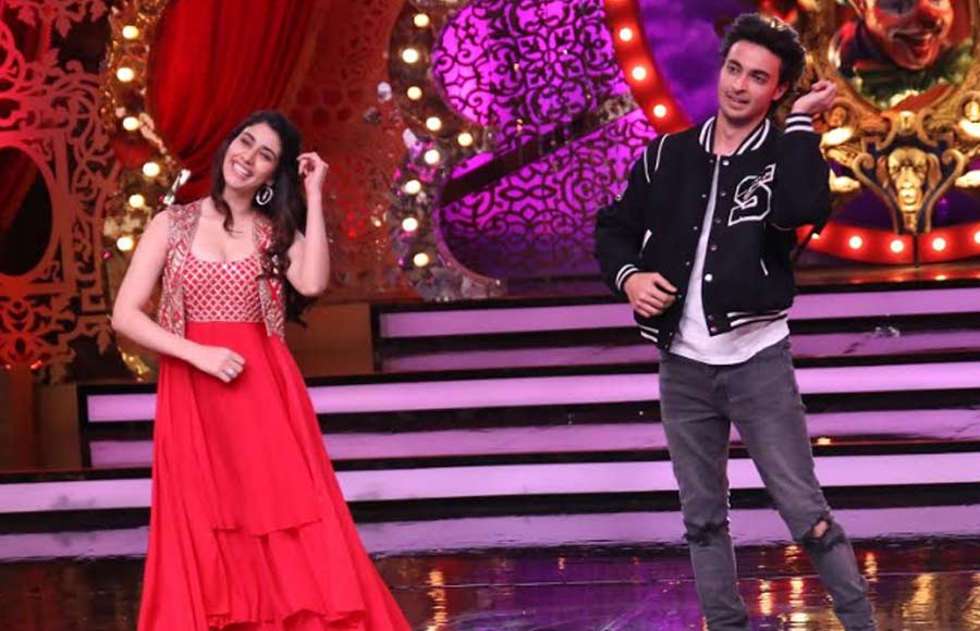 Love-Yatri promotions on the sets of  Comedy Circus  