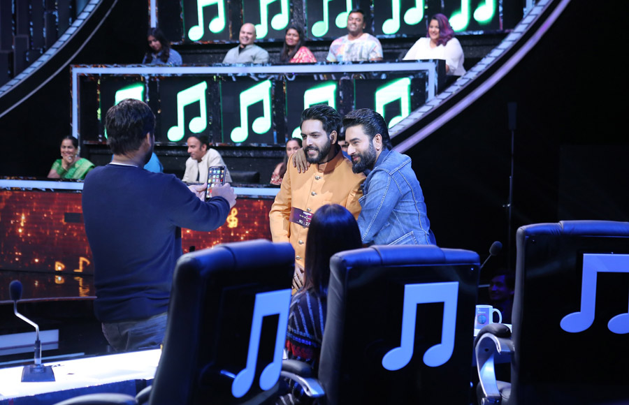 Shekhar Ravjiani finds his doppelganger on the sets of Sa Re Ga Ma Pa 