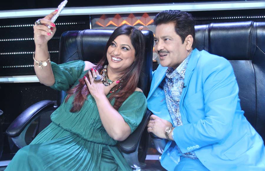 Raveena Tandon and  Udit Narayan have a gala time on Sa Re Ga Ma Pa