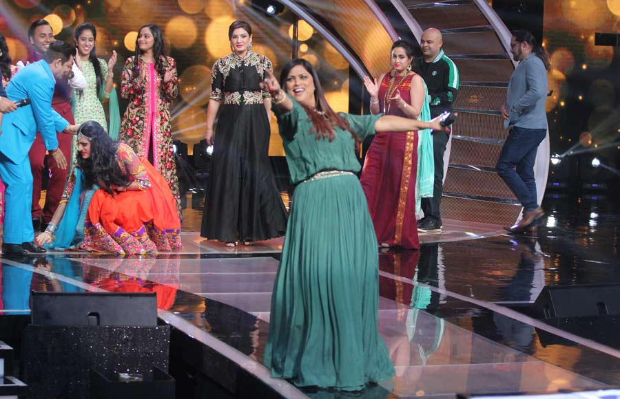 Raveena Tandon and  Udit Narayan have a gala time on Sa Re Ga Ma Pa