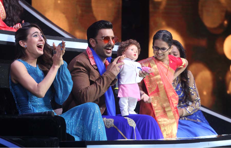  Ranveer Singh and Sara Ali Khan grace the sets of Sa Re ga Ma Pa