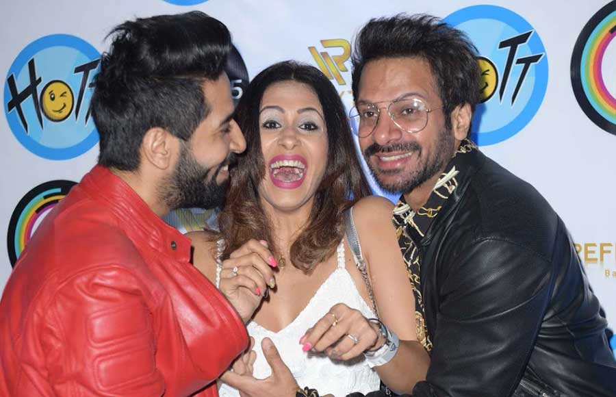 Karan Veer Mehra hosts a bash for Hott Studios