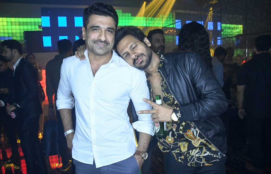 Karan Veer Mehra hosts a bash for Hott Studios