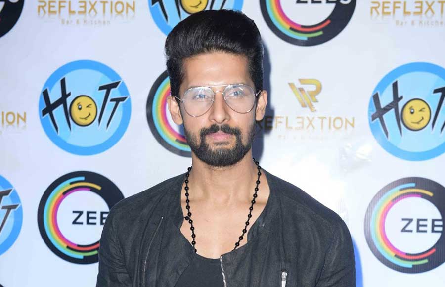 Karan Veer Mehra hosts a bash for Hott Studios