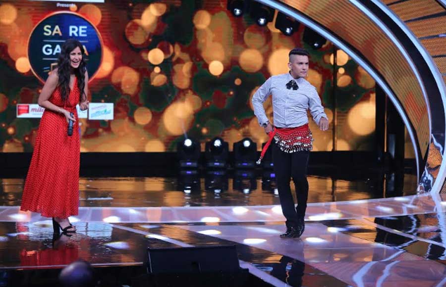 Aditya Narayan's belly dance for Katrina Kaif on Sa Re Ga Ma Pa sets