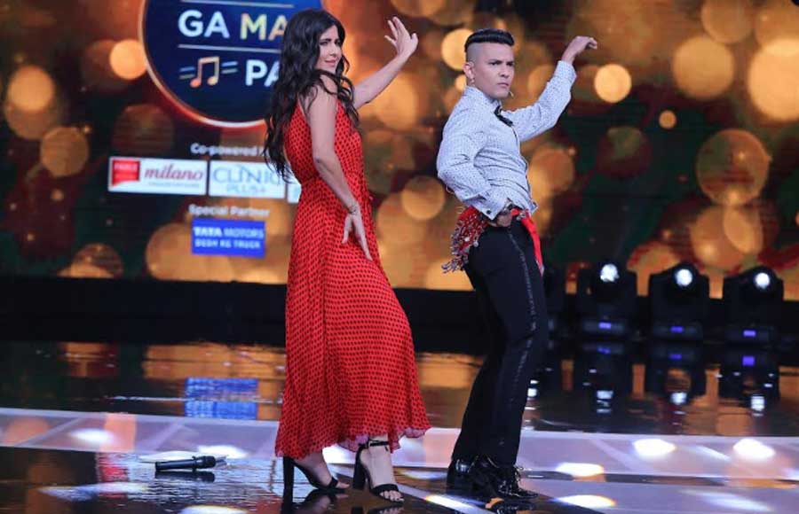 Aditya Narayan's belly dance for Katrina Kaif on Sa Re Ga Ma Pa sets