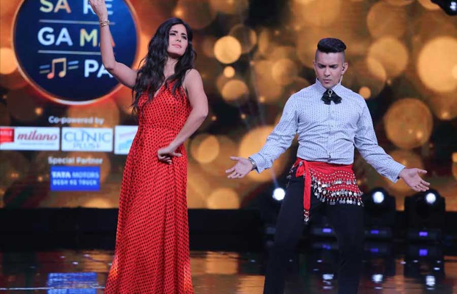 Aditya Narayan's belly dance for Katrina Kaif on Sa Re Ga Ma Pa sets