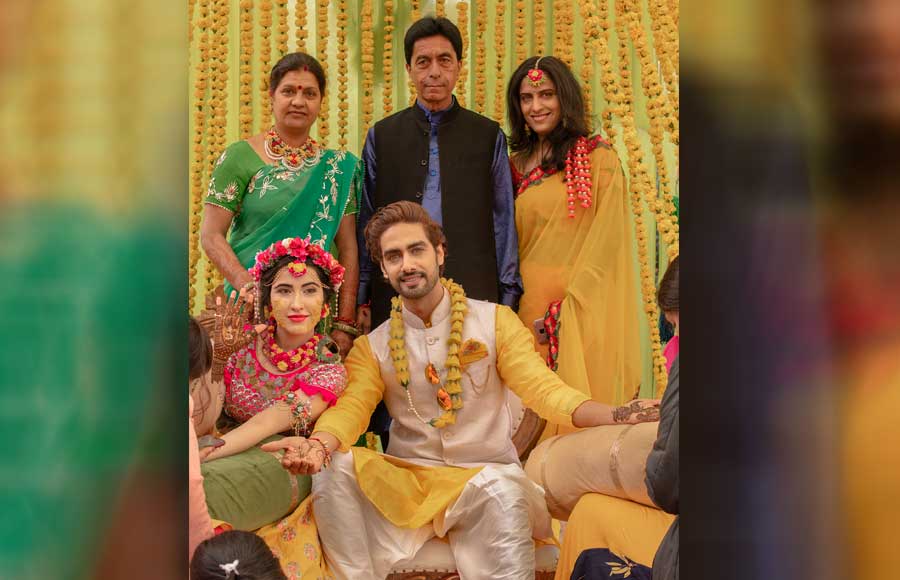 Take a look at Rohit Purohit- Sheena Bajaj’s haldi and Mehendi pictures 