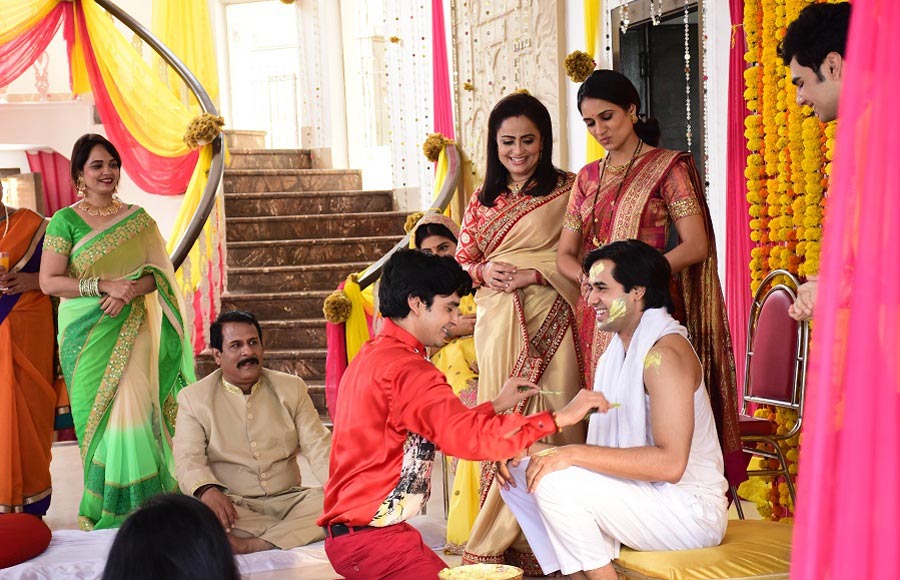 Randeep has a 'Haldi wali Holi' moment on the sets of Yeh Un Dinon Ki Baat Hai