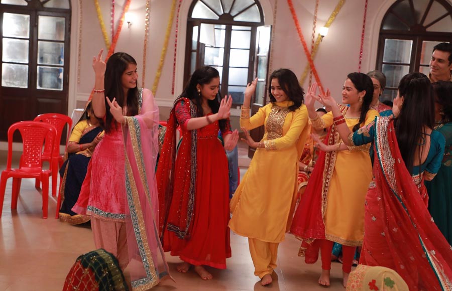 Randeep has a 'Haldi wali Holi' moment on the sets of Yeh Un Dinon Ki Baat Hai