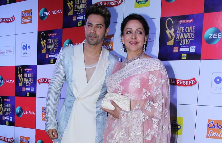 Bollywood Celebs put their best foot forward at an awards night