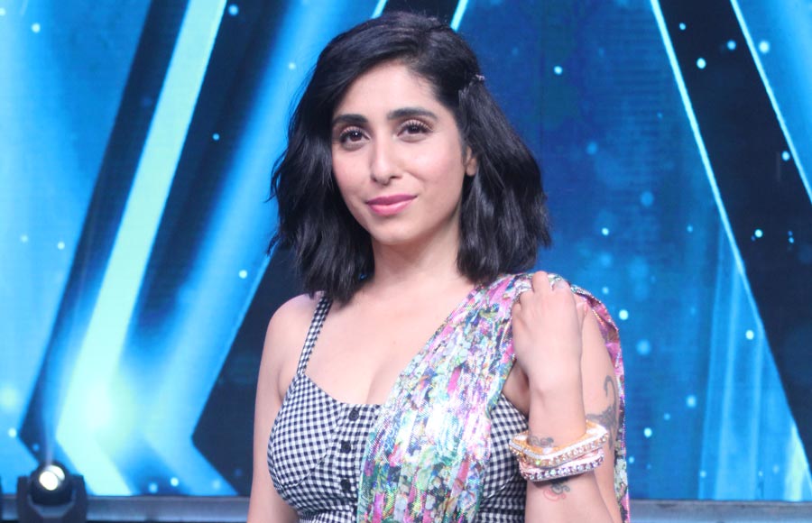 Neha Bhasin and Guru Randhawa on the sets of  Sa Re Ga Ma Pa Li'l Champs