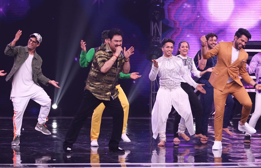 Kumar Sanu have gala time on the sets of Super Dancer 