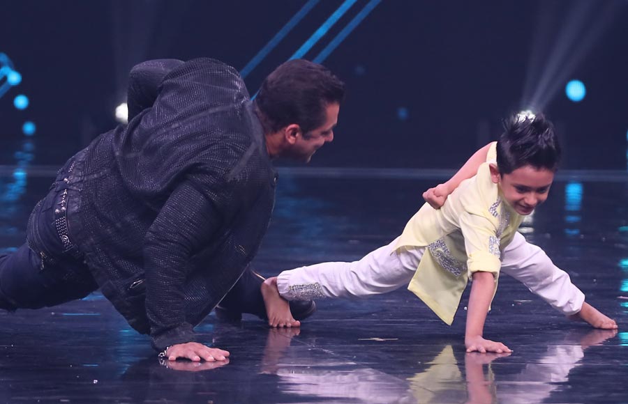 Salman-Katrina promote Bharat on Super Dancer Chapter 3