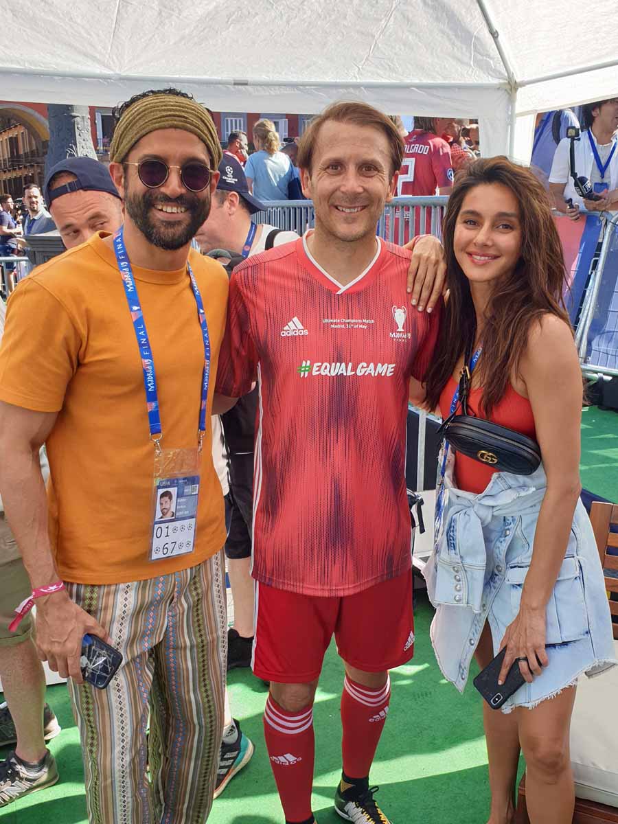 Farhan Akhtar and Shibani Dandekar meet Football legends