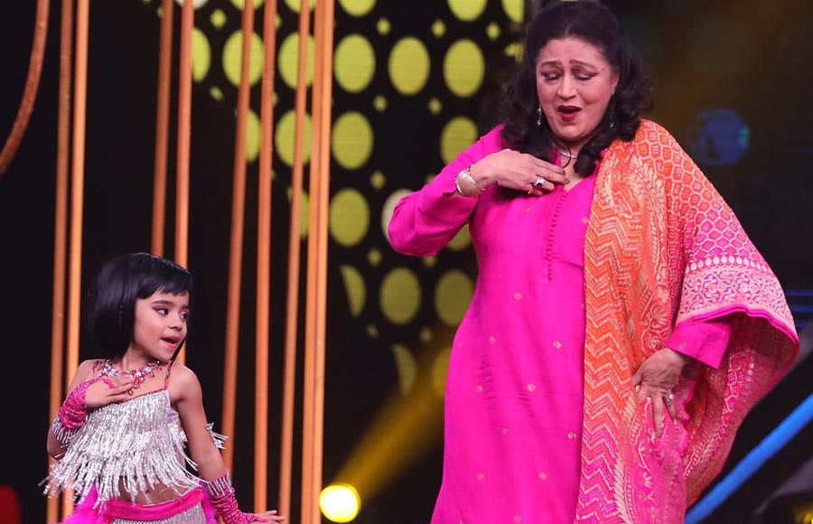 Aruna Irani and Bindu have a gala time on the sets of Super Dancer 