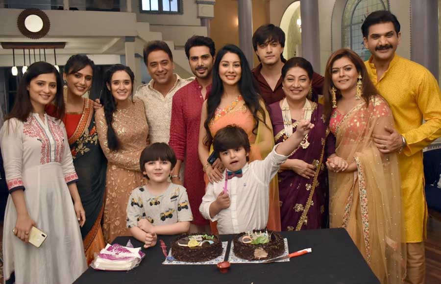 Birthday celebration on the sets of Yeh Rishta Kya Kehlata Hai 